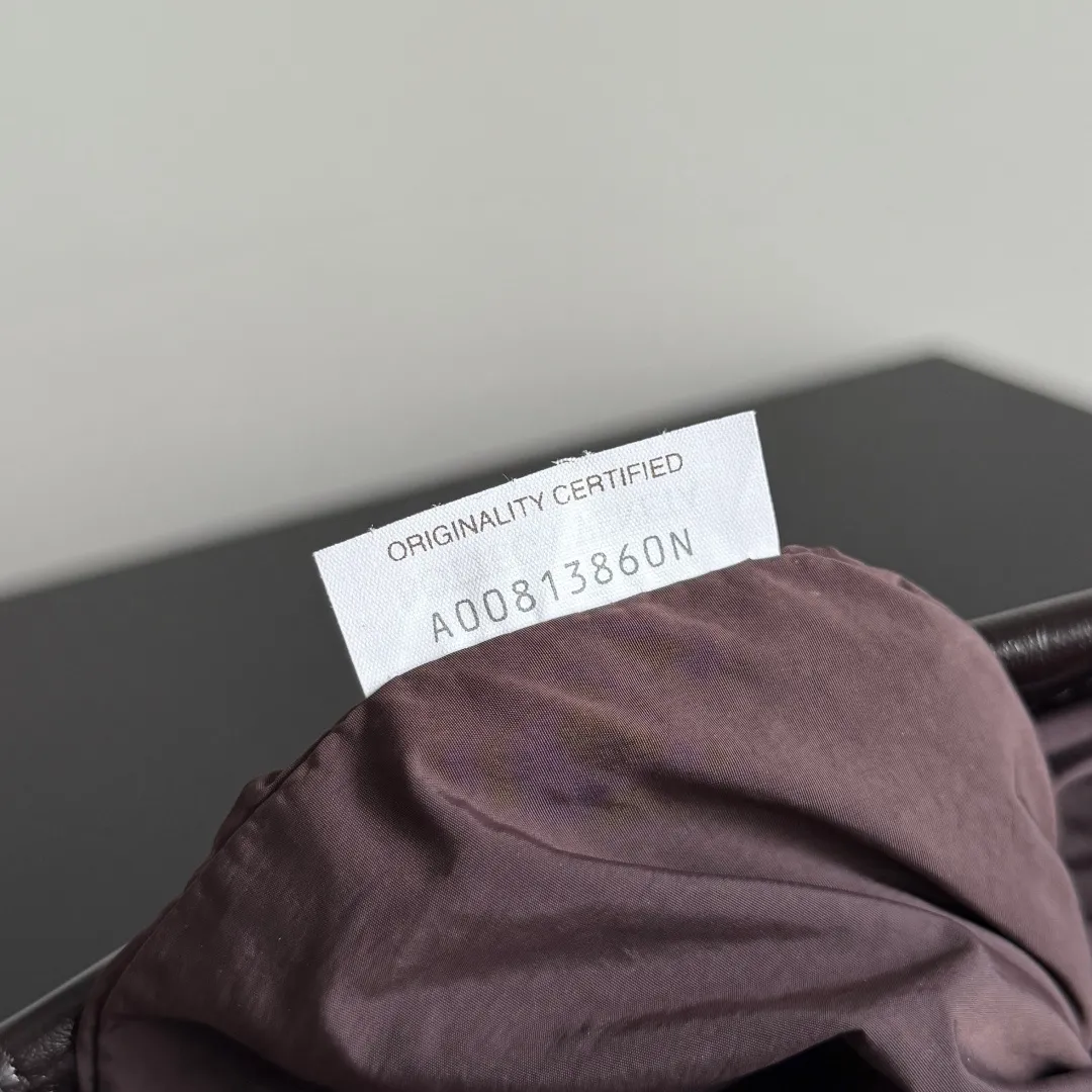 Batch 1400 BOTTEGA VENETA DUSTBAG mini size is officially launched📣📣. It still continues the classic weaving process. The lazy and casual feeling presented by the drawstring pockets is not too suitable for summer. The small back body is light and convenient. It is enough to carry lipstick and tissues when going out every day. It is not easy to make mistakes with any clothes. The shoulder strap has a buckle and pull-out design, which can be adjusted to unlock multiple carrying methods. Style number: 816987 Size: 21*16.6*1cm